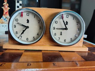 Antico orologio degli scacchi Mom