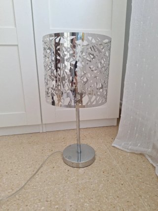 Lámpara de mesa plateada