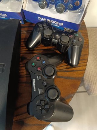Consola PS3 con 2 mandos y 4 juegos
