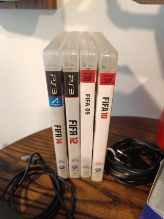 Consola PS3 con 2 mandos y 4 juegos