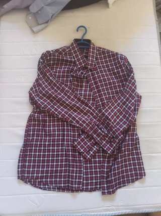 Camisa de cuadros roja y negra