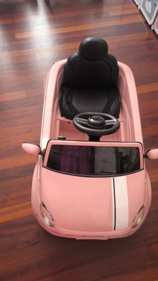 Coche eléctrico infantil teledirigido.