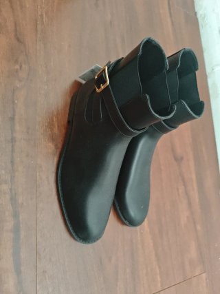 Botas negras con hebilla