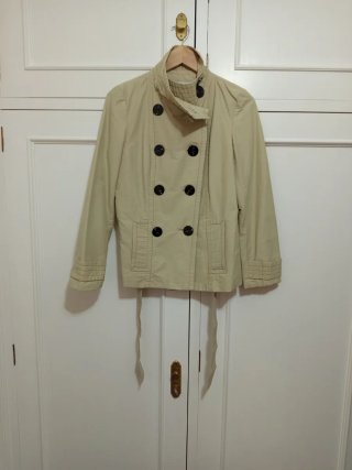 Abrigo cuello alto beige mujer