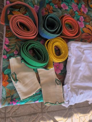 4 Trajes de Judo, Cintos y Guantes Distintas talla