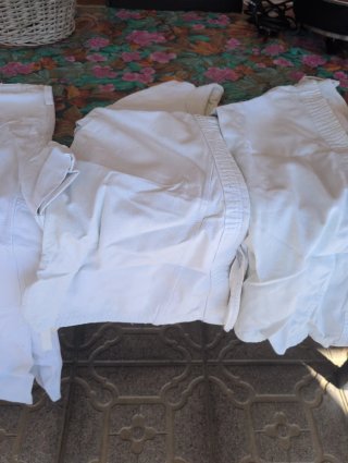 4 Trajes de Judo, Cintos y Guantes Distintas talla