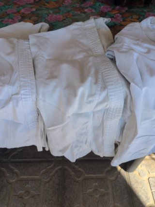 4 Trajes de Judo, Cintos y Guantes Distintas talla