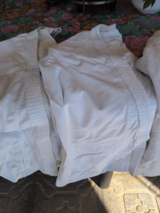 4 Trajes de Judo, Cintos y Guantes Distintas talla