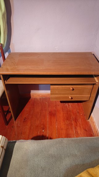 Mesa de ordenador con estantería.