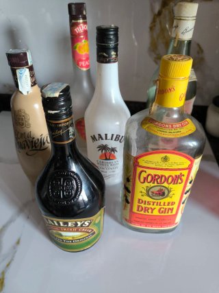 Lotti di bottiglie: Baileys, Malibu, Gordon's, Tilfo