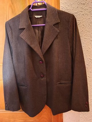 Traje de chaqueta y falda con raya diplomática