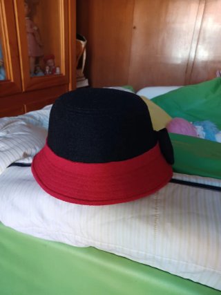 Gorro negro y rojo con lazo