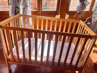Cuna de madera para bebé con colchón