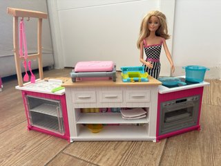 Cocina Barbie con Muñeca y Accesorios