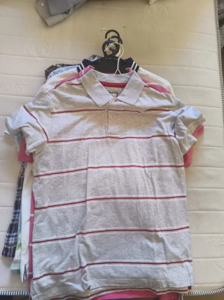 Polo a rayas gris y rojo