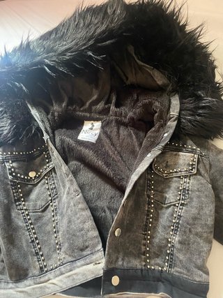 Cazadora vaquera Niccy con tachuelas y pelo