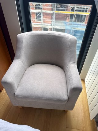 Sillón de tela gris