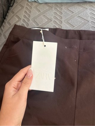 Pantalones ZARA marrones con etiqueta