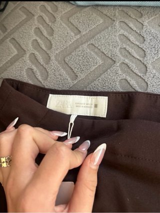 Pantalones ZARA marrones con etiqueta