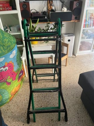 Escalera plegable verde y negra