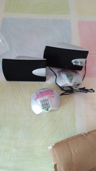 Altavoces pequeños negros.