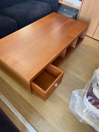 Mesa de centro de madera con cajón