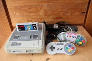 Super Nintendo (SNES) + Juego y Extras