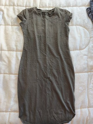 Vestido corto verde oliva con tachuelas