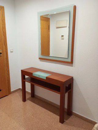 Recibidor de madera con espejo