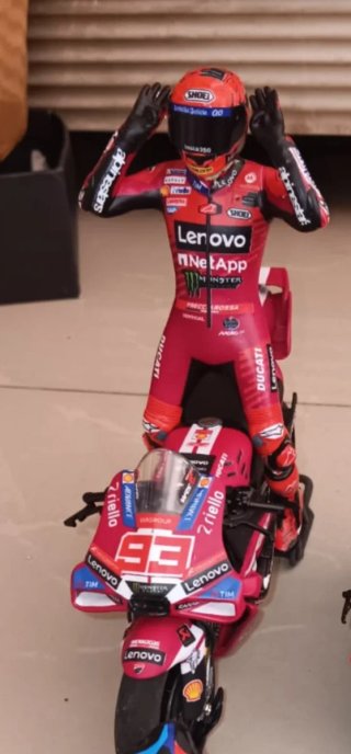 Máqueta Moto Ducati GP26 Marc Márquez con Figura