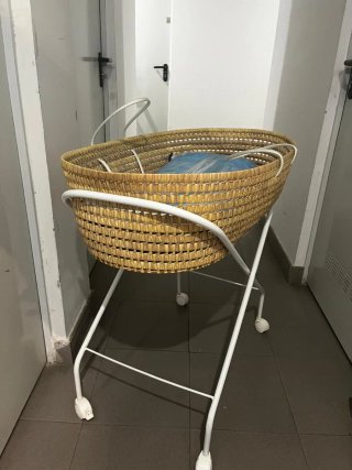 Moisés portátil de mimbre con ruedas