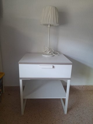 Mesita de noche blanca con lámpara