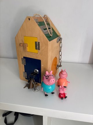 Casita de madera con figuras Peppa Pig