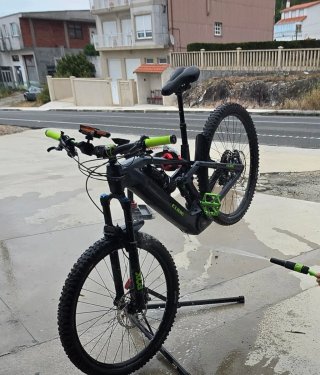 Bicicleta elettrica Cube carbonio MTB