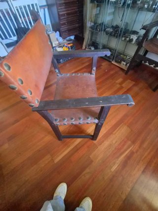 Silla de cuero y madera Cada una (100e)