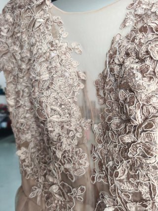 Vestido de fiesta dorado con encaje