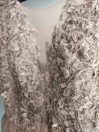 Vestido de fiesta dorado con encaje