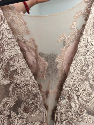 Vestido de fiesta dorado con encaje