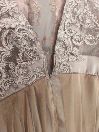 Vestido de fiesta dorado con encaje