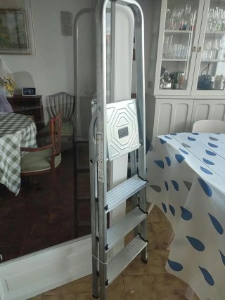 Escalera 4 de peldaños de aluminio nueva
