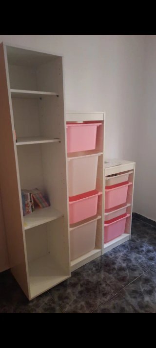 Estantería con cajas plásticas rosas y blancas