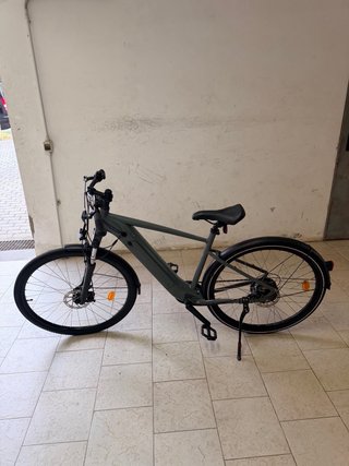Bici elettrica con casco, lucchetto e catena