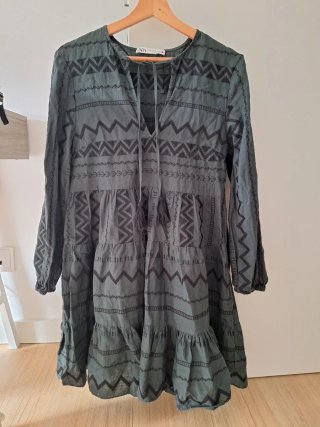 Vestido Verde con Bordados Zara