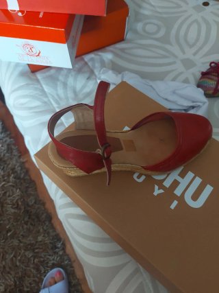 Sandalias rojas de piel con cuña