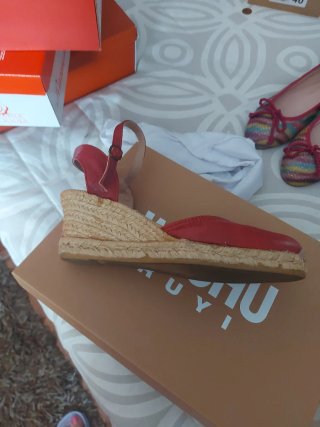 Sandalias rojas de piel con cuña