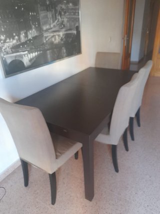 Mesa y 4 sillas comedor