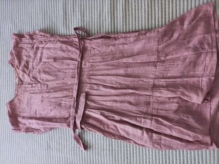 Vestido corto lila con cinturón
