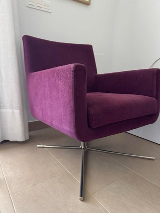 Sillón de diseño en terciopelo morado