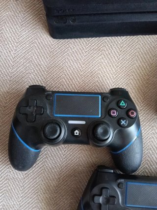 Consola PlayStation 4 (PS4) con 3 mandos
