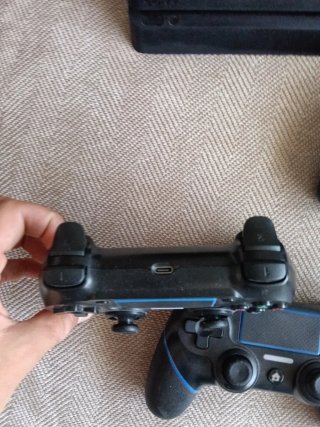 Consola PlayStation 4 (PS4) con 3 mandos